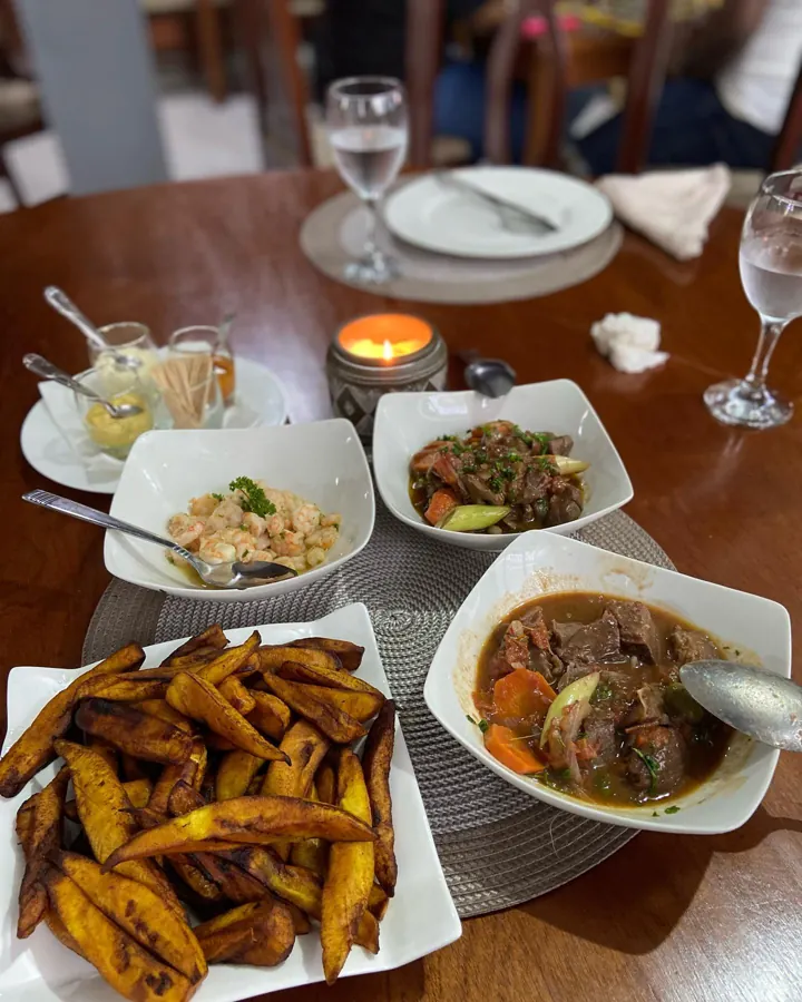 Une table de plats camerounais, plantain, crevettes et sauces généreuses