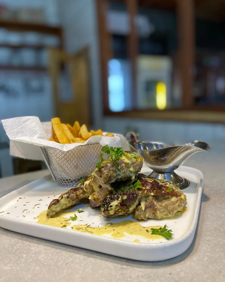 Volaille grillée en sauce aux herbes avec des frites