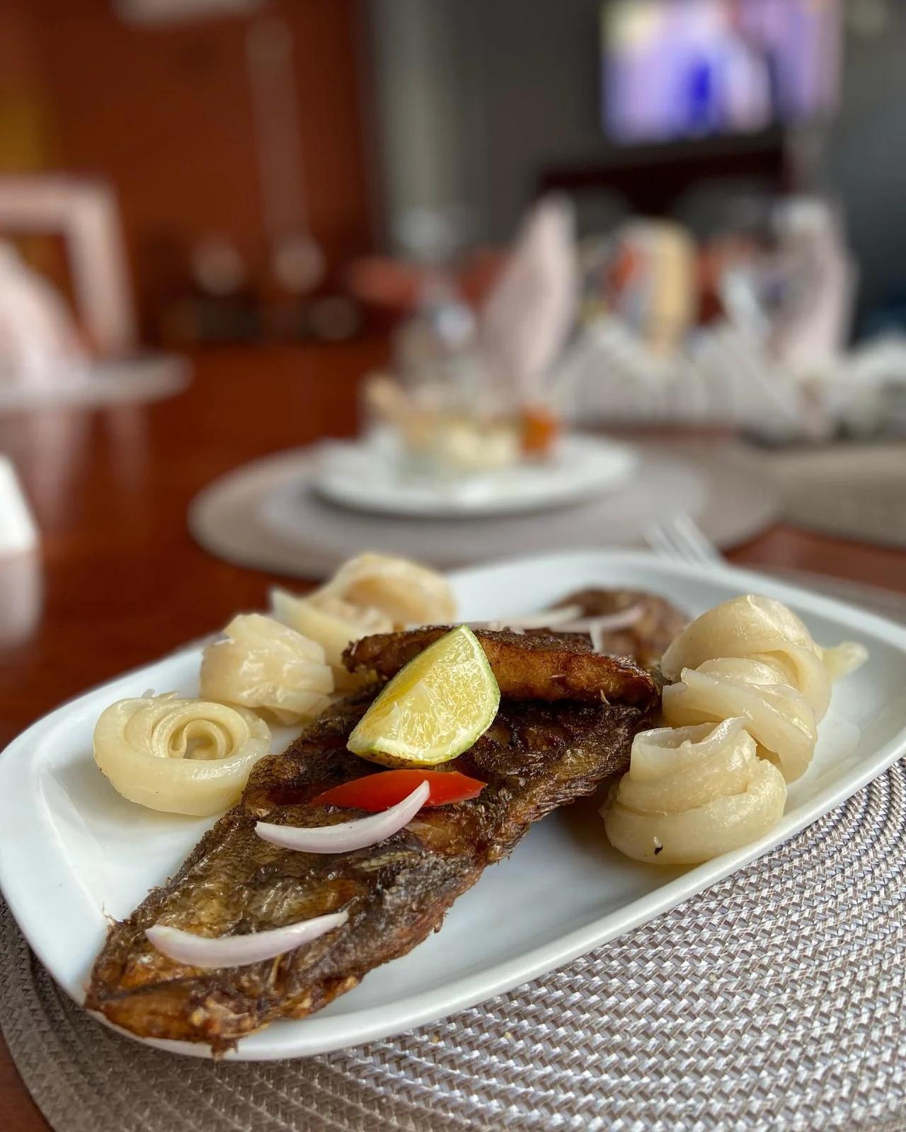 Poisson grillé au citron accompagné de miondo